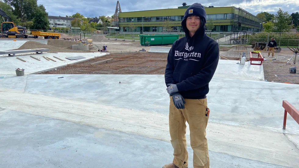 Skejtparksbyggare Kalle Paloheimo är en av dem som jobbat med parkbygget. Arkivfoto från september.