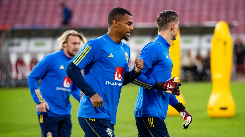 Mittbacken Isak Hien debuterar i landslaget mot Serbien.
