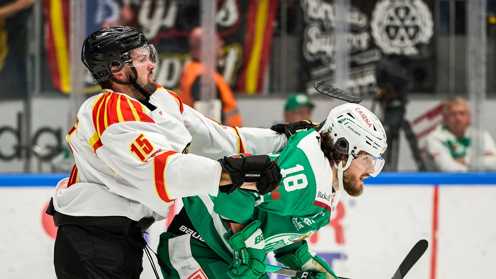 Brynäs Simon Bertilsson och Rögles Dennis Everberg, till höger, i en tuff duell i premiären.