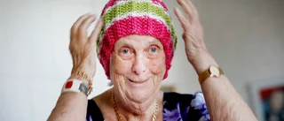 Anita, 87, stickar för att mota bort ensamheten efter makens död: "Jag tyckte att han var världens underverk"