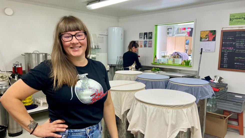 Camilla Karlsson i garaget som blivit bryggeri. I bakgrunden ses lillasyster Chatrine som fått rycka in och hacka chili. Här tillverkas allt från kombucha till rökt och syrad chilisås på hantverksmässigt sätt.