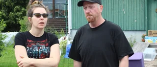 FILMEN: Här sprutar avloppsvattnet upp i familjens källare