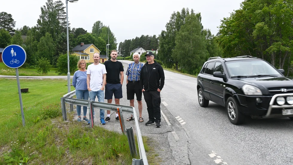 Här slutar den etapp av gång- och cykelväg som anlades i Bodbysund år 2006. Från vänster: Gerd Pettersson, Andreas Lundberg, Isak Pettersson, Lars Eric Ståhl och Gunnar Boström.