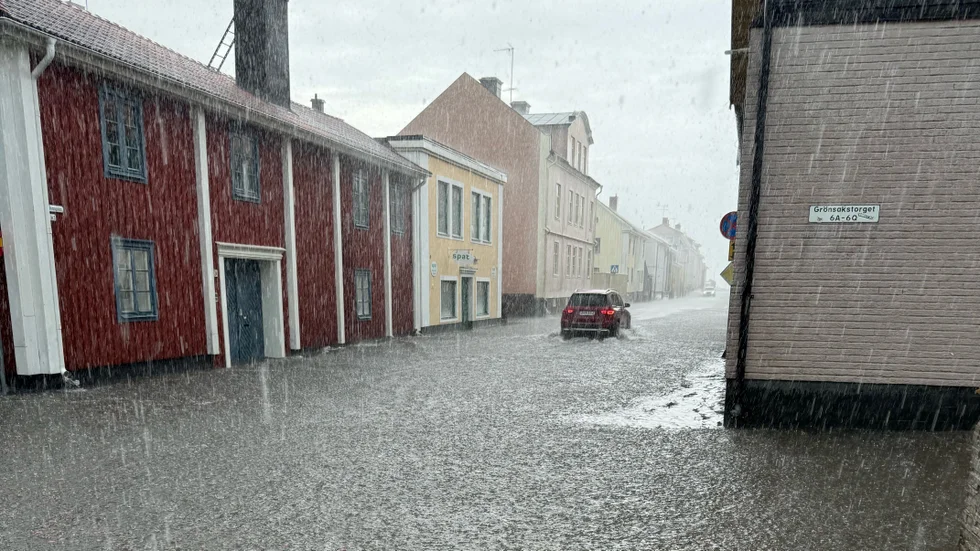Kraftigt regn på Hamngatan i Västervik den 15 juli 2024.