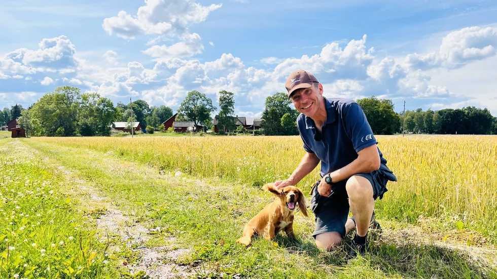 Robert Ihrsén, lantbrukare i Frösthult - Skensta, Fjärdhundra. Här tillsammans med familjens hund Myrra.