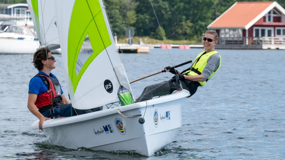 Ledaren Mattias Nad och eleven Åsa Kronblad känner på hur det är att luta med båten.