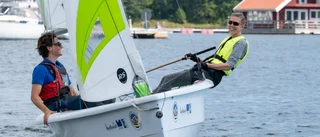 Vuxna och ungdomar lär sig segla i Loftahammar