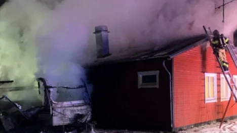 Den gamla brandstationen i Örsundsbro fick omfattande skador vid branden.
