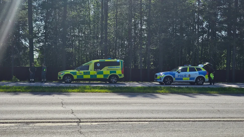Räddningstjänst, polis, och ambulans ryckte ut till olyckan.