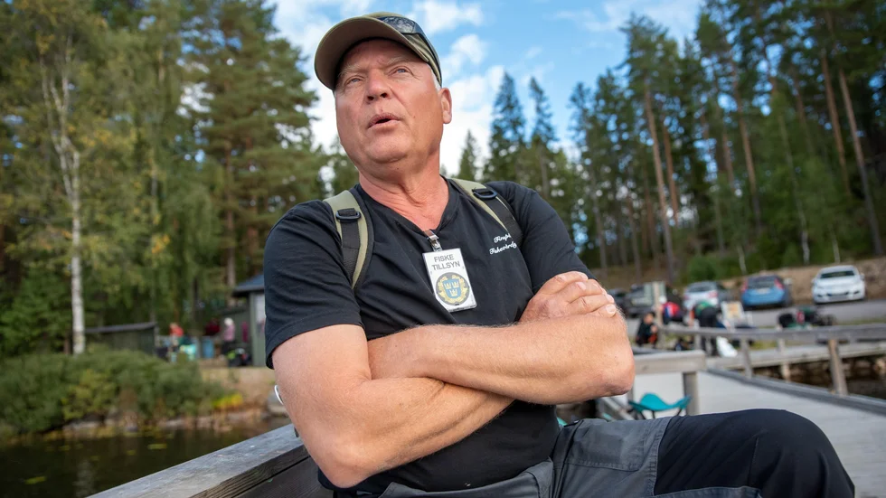 Ove Karlsson, från Finspångs fiskevårdförening, är tillsyningsman vid bland annat sjön Lillskiren. "I och med att det blivit en hårdare stämning i samhället i stort, så kan det kännas olustigt att själv möta tjuvfiskare, speciellt om det är ett större gäng, säger han.