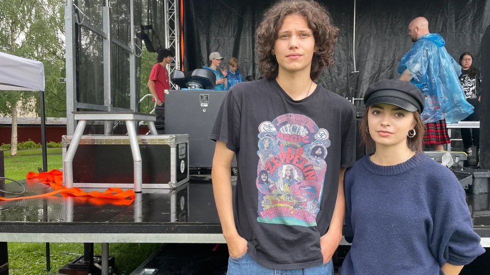 Charlie Frid och Leah Markström spelar i grungebandet Dödstrött, som går på scenen klockan 22.45 på fredagskvällen.