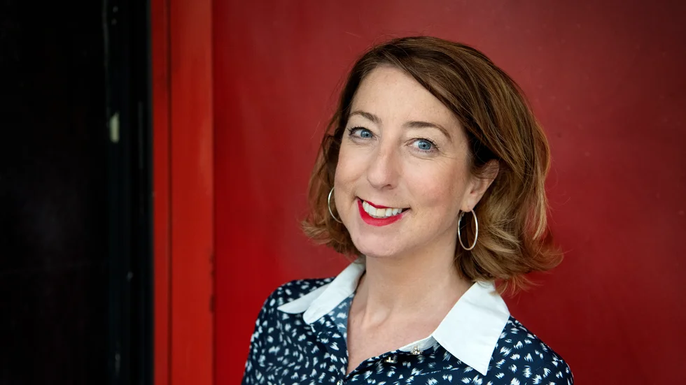 Jenny Colgan är aktuell med en ny bok  ”Under en rosa himmel”, den första, fristående delen i en planerad serie om en flygarfamilj i norra Skottland. 
