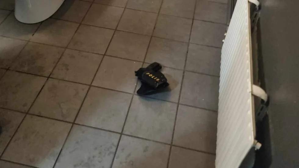Det var en kund som hittade vapnet liggandes på golvet inne på kundtoaletten.