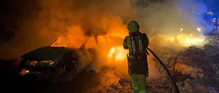 Bil fattade eld under färd – blev totalförstörd
