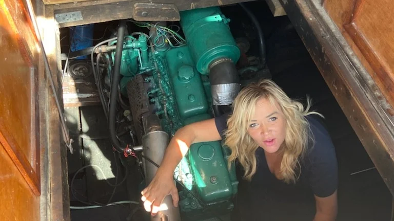 Kicki Orha kör Oxelösunds turbåt i sommar och då ingår det även att mecka i motorrummet.  När hon på sociala medier skrev att hon ska köra turbåt har det spridits till över 140 000 Facebookanvändare. 