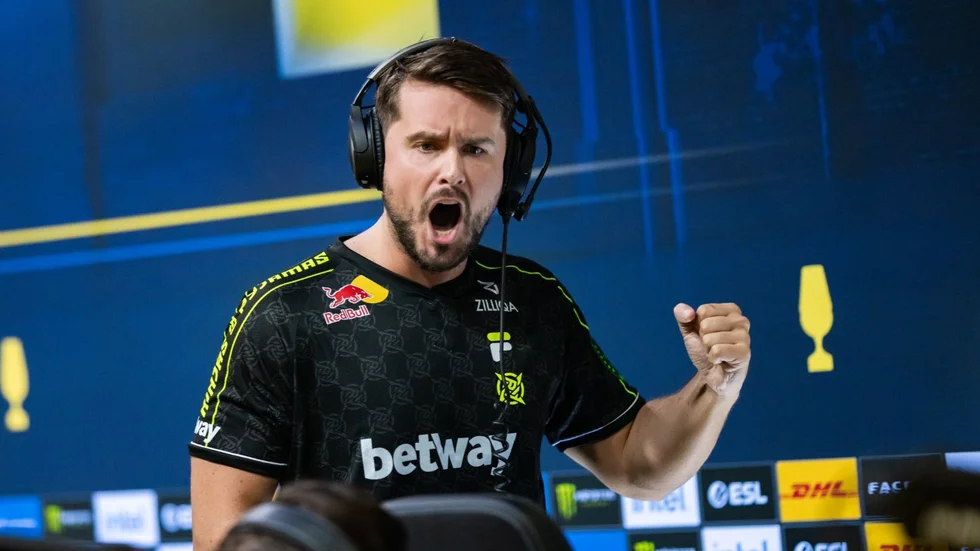Tränaren Daniel Narancic under en e-sportsturnering i Danmark. "Vi vinner en runda så jag är glad såklart", säger han.