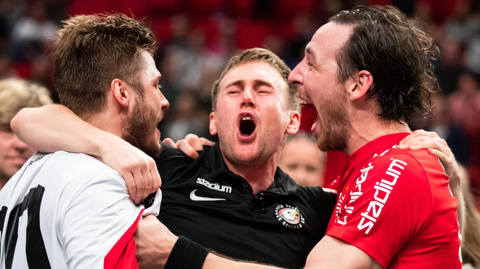Andreas Harnesk mellan spelarna Viktor Klintsten och Robin Nilsberth när Storvreta vann guld 2019. Nu har Harnesk fått lämna sitt senaste uppdrag.
