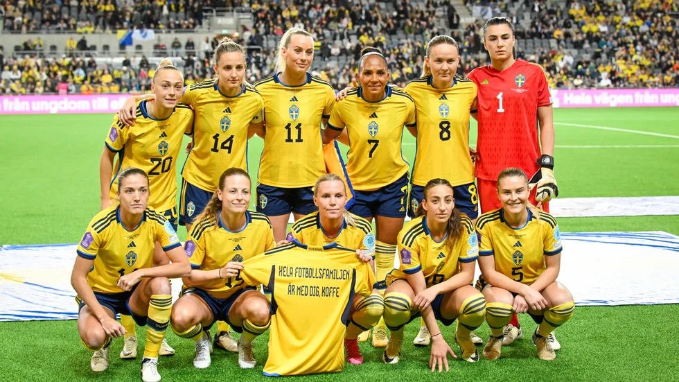 Sveriges startelva med en hälsning till Kristoffer "Koffe" Olsson inför onsdagens playoffretur mot Bosnien-Hercegovina på Tele2 arena i Stockholm.