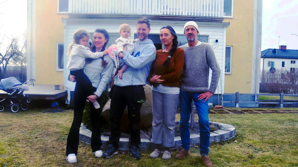 Oskar Eriksson har tömt huset i VImmerby och är redo att dra iväg med hela familjen mot södra Tyskland. Frv: Cleo, Kim, Vera, Oskar och svärföräldrarna Susanne och Hans Pomerenke.