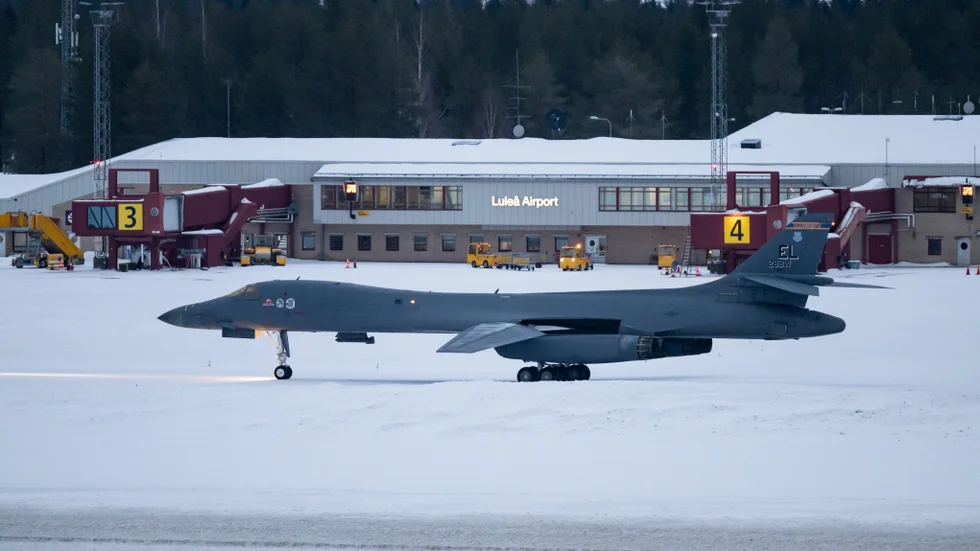 Strax innan klockan sju på fredagen landade B-1B Lancer i Luleå.