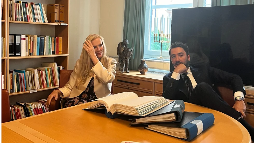 Mark Safaryan företräder sedan flera år tillbaka Gunilla Persson mot Stoppa Pressarna, där Safaryan yrkar på grovt förtal för den ansvarige utgivaren. Nu är han också Gunillas advokat i överklagan mot Kronofogdens utmätning.