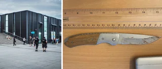 Man bar blodig kniv på resecentrum