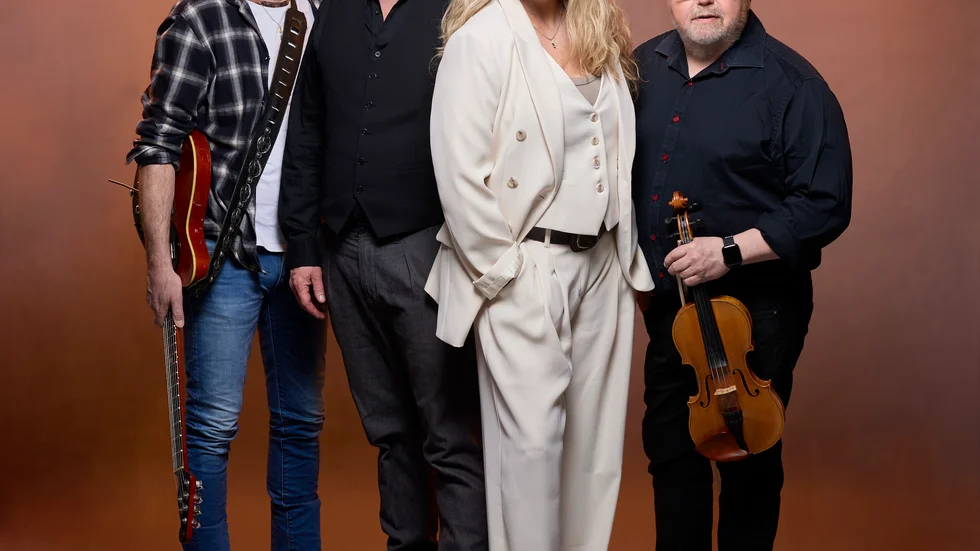 Scenshowen "Den svenska sångboken" framförs på Culturum i Nyköping. På scen står Mikael "Nord" Andersson, Johan Boding, Gunilla Backman och Kalle Moraeus.