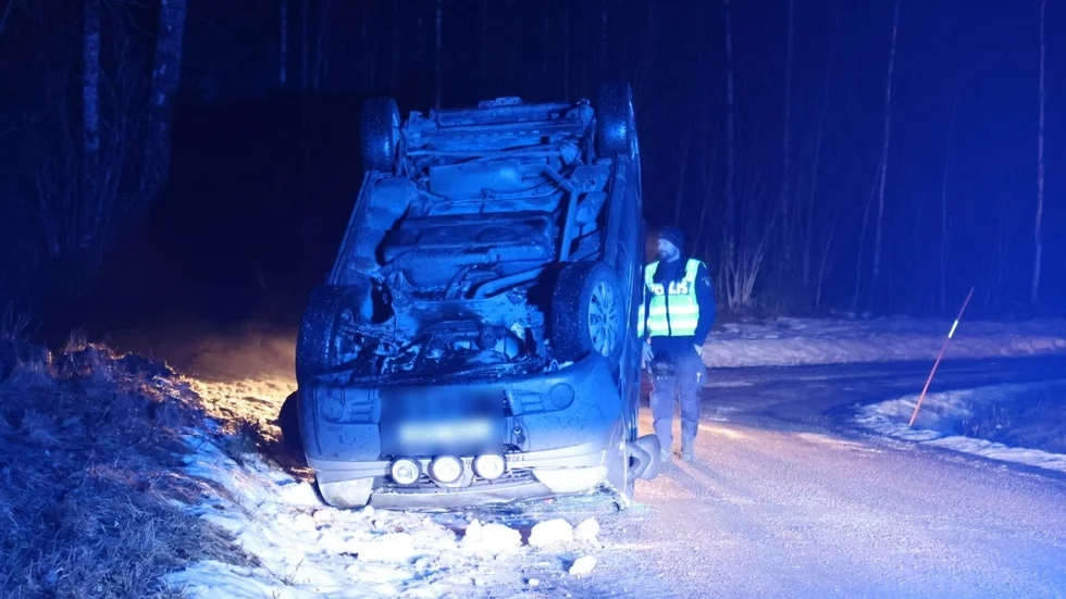 Föraren är oskadd och kunde själv larma polisen.