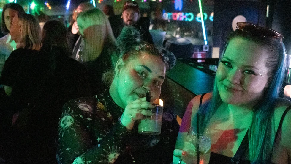 Louise Hannu och Elina Mikkola gillar både artisten och stämningen ikväll på Holy Cow. "Det är kul. Man blir lite star struck, man har ju vuxit upp med hans musik. Och äntligen ett HBTQ-event", säger Louise och Elina instämmer: "Det är jättekul och jätteroligt att det är ett event för queera personer. Jag känner mig välkommen!"