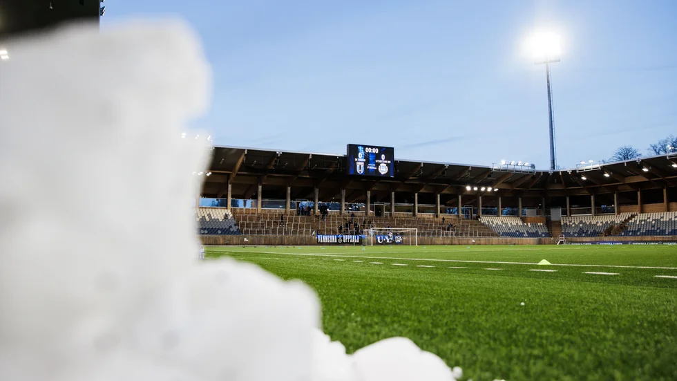 Planen på Studenternas ska vara rensad från snö. Nu återstår i tur och ordning Löten, Österängens IP och konstgräset på Johannesbäcksskolan