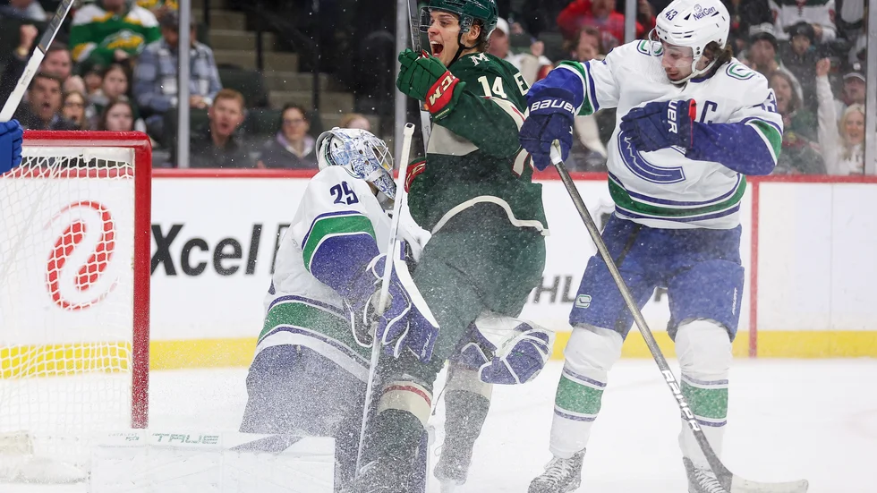 Joel Eriksson Ek firar när han skjuter in ett av sina tre mål mot Vancouver.