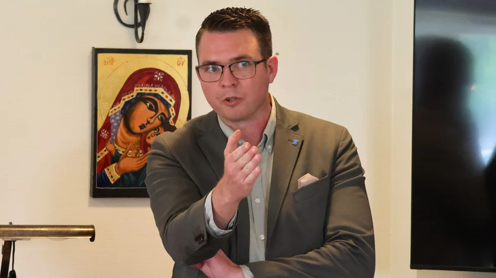 Regionrådet och EU-parlamentskandidaten Carl-Wiktor Svensson (KD) var en av initiativtagarna till Knärotssafarin och  modererade diskussionerna i församlingshemmet ihop med Åke Hammarskjöld.