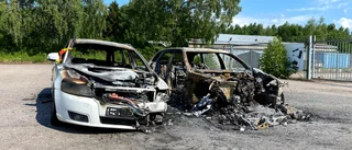 Se skadorna efter nattens bilbrand – polisen misstänker brott
