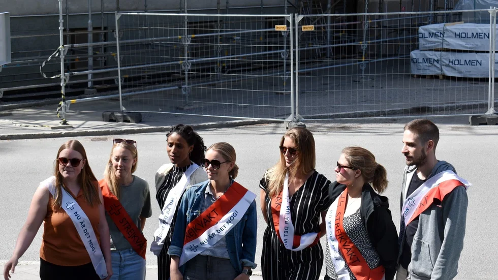Sjuksköterskorna som togs ut i strejk under tisdagen på sjukhuset i Skellefteå samlades sedan på en gräsplätt utanför huvudentrén för att svara på allmänhetens eventuella frågor. 