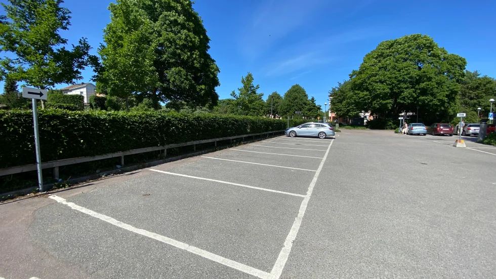 Enköpings kommun måste erbjuda Vi Invest att köpa ett antal parkeringsplatser på kommunal mark. Om det blir just här på Joarparkeringen är dock inte säkert.