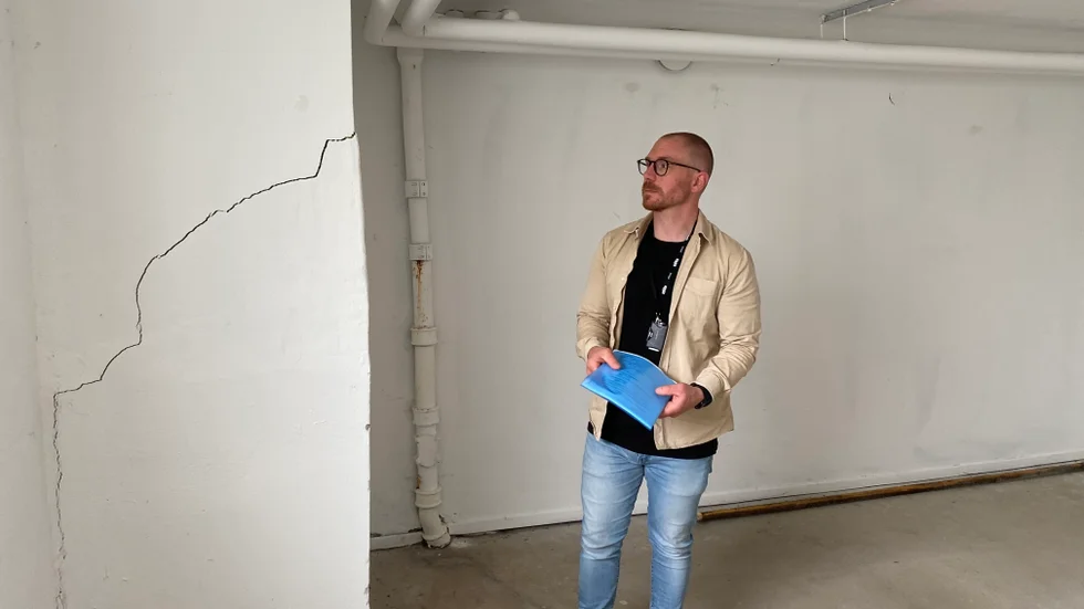 När marken sjunker och bottenplattorna rör sig spricker också väggarna, visar Joakim Winberg, fastighetsutvecklingschef.