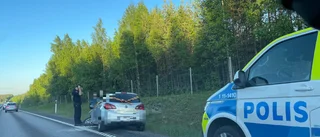 Singelolycka med två drabbade – bil in i mitträcket