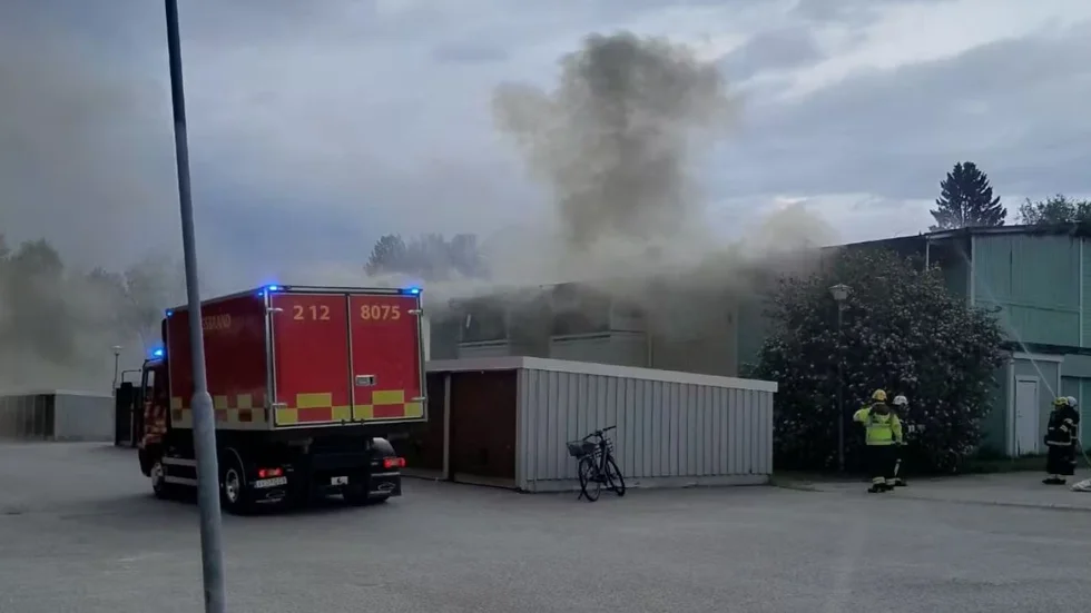 Larmet om branden i Åsele kom in vid 18-tiden på måndagen.