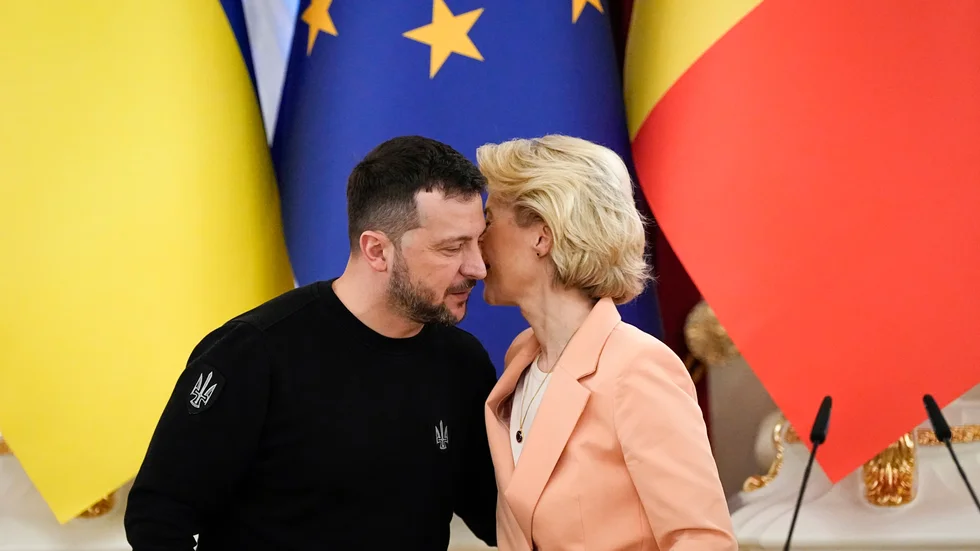Ukrainas president Volodymyr Zelenskyj och EU-kommissionens ordförande Ursula von der Leyen under ett möte i Kiev i februari.