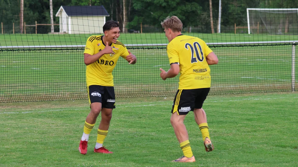 Selatin Shaljani bjuder upp till måldans efter sitt avgörande 1-0 för VIF mot Myresjö/Vetlanda. Oskar Stejdahl är inte sen att haka på.