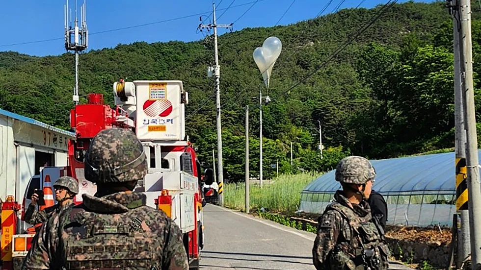 Ballonger som skickats från Nordkorea hänger i elledningar i Muju, Sydkorea.