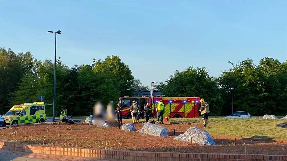 En mc körde rakt in i rondellen.