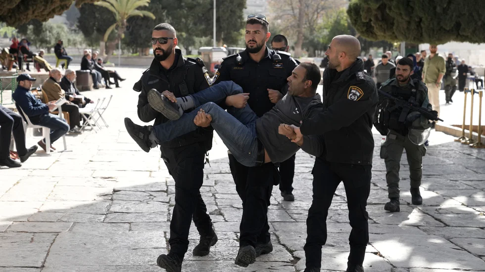 En palestinsk man grips av israeliska styrkor vid al-Aqsa-moskén i Jerusalem i april 2023. Personerna på bilden har inget med artikeln att göra.