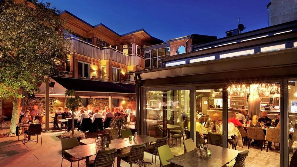 "Några kraftigt beskurna gårdsträd för tankarna till den japanska bonsaikonsten", skriver recensenten om restaurangens servering på innergården.