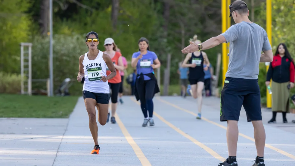 Hemmalöparen Emma Croner från arrangörsklubben Mantra vann Vårruset 5 kilometer. 