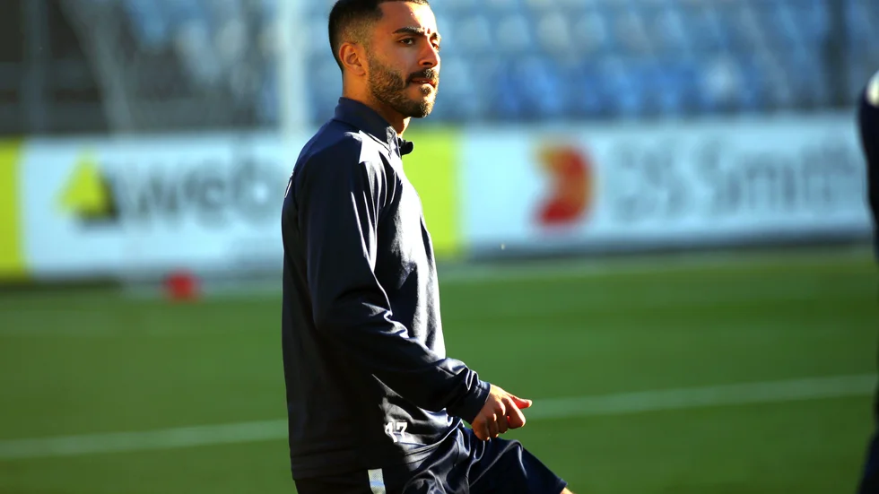Khaled Qasem, tidigare i IK Sleipner, är klubblös. Nu är han aktuell för en återkomst i Motala AIF. "Tränat med oss", säger Maifs klubbchef Elias Hanna.
