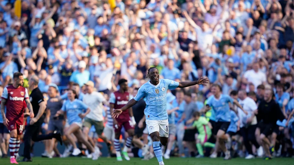 Manchester City-supportrarna stormade planen efter att klubben säkrat fjärde raka titeln.