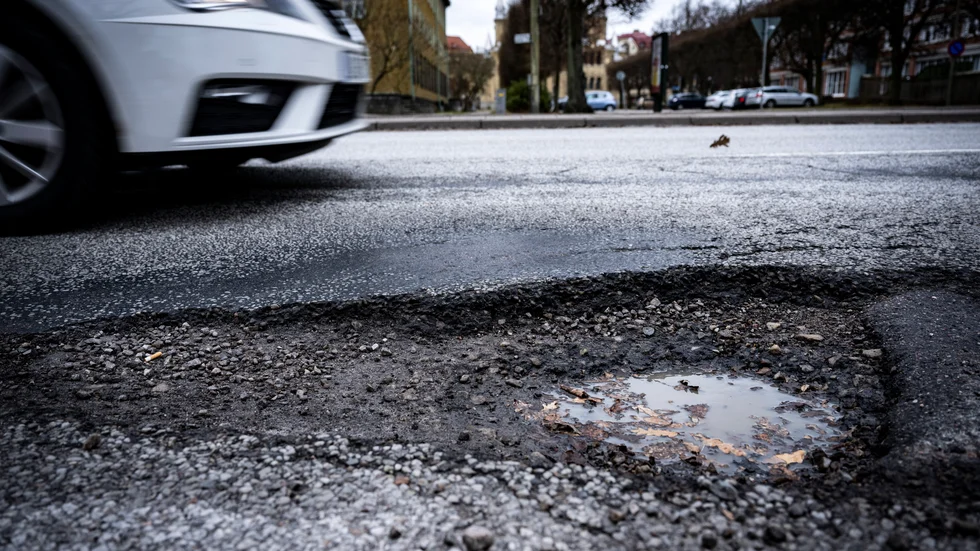 "Just nu syns det eftersatta underhållet i väg- och järnvägsnätet i allt från ”potthål” på grusvägen på landsbygden till förseningar i järnvägsnätet", skriver debattörerna. Genrebild.