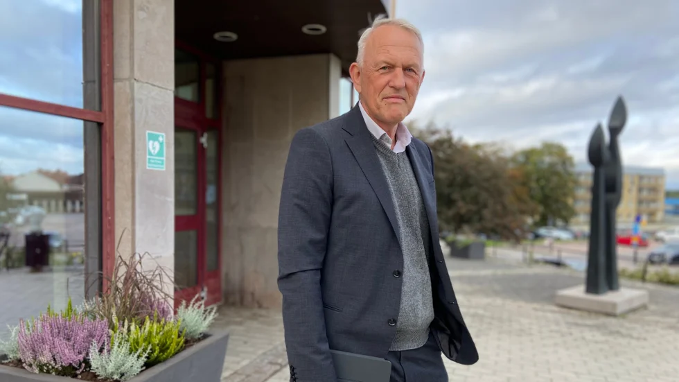 Lars Larsson och Lokalpartiet valde att inte gå emot köpet av padelhallen.