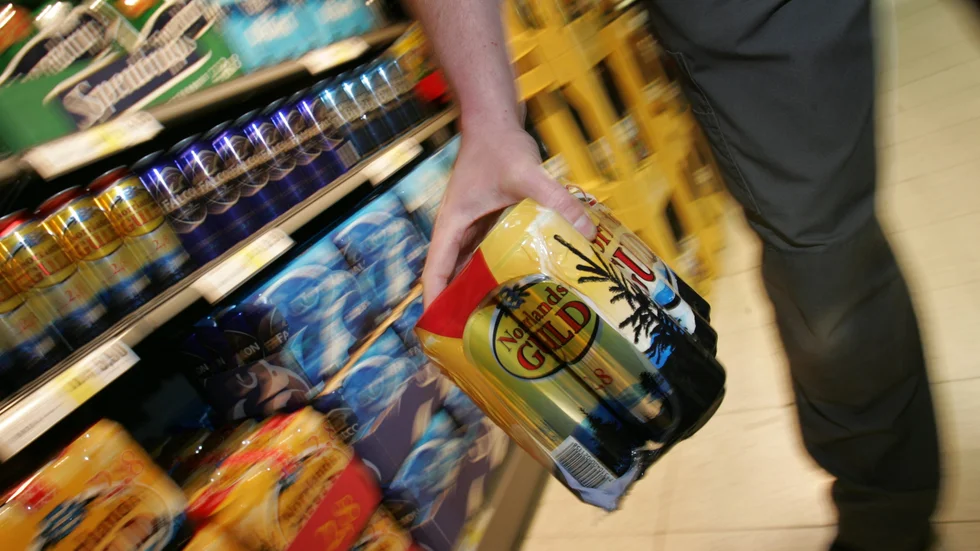 En 18-årig man sålde fyra brukar folköl till en 15-årig flicka. Nu har han dömts för olovlig försäljning av alkohol. (Bilden är tagen i ett annat sammanhang.) 